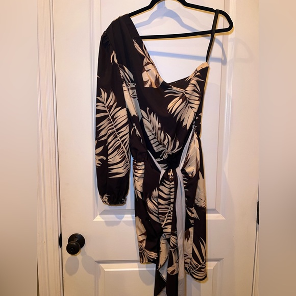 Wore once for a day casual wedding.  Would fit if you wear L - Picture 2 of 5